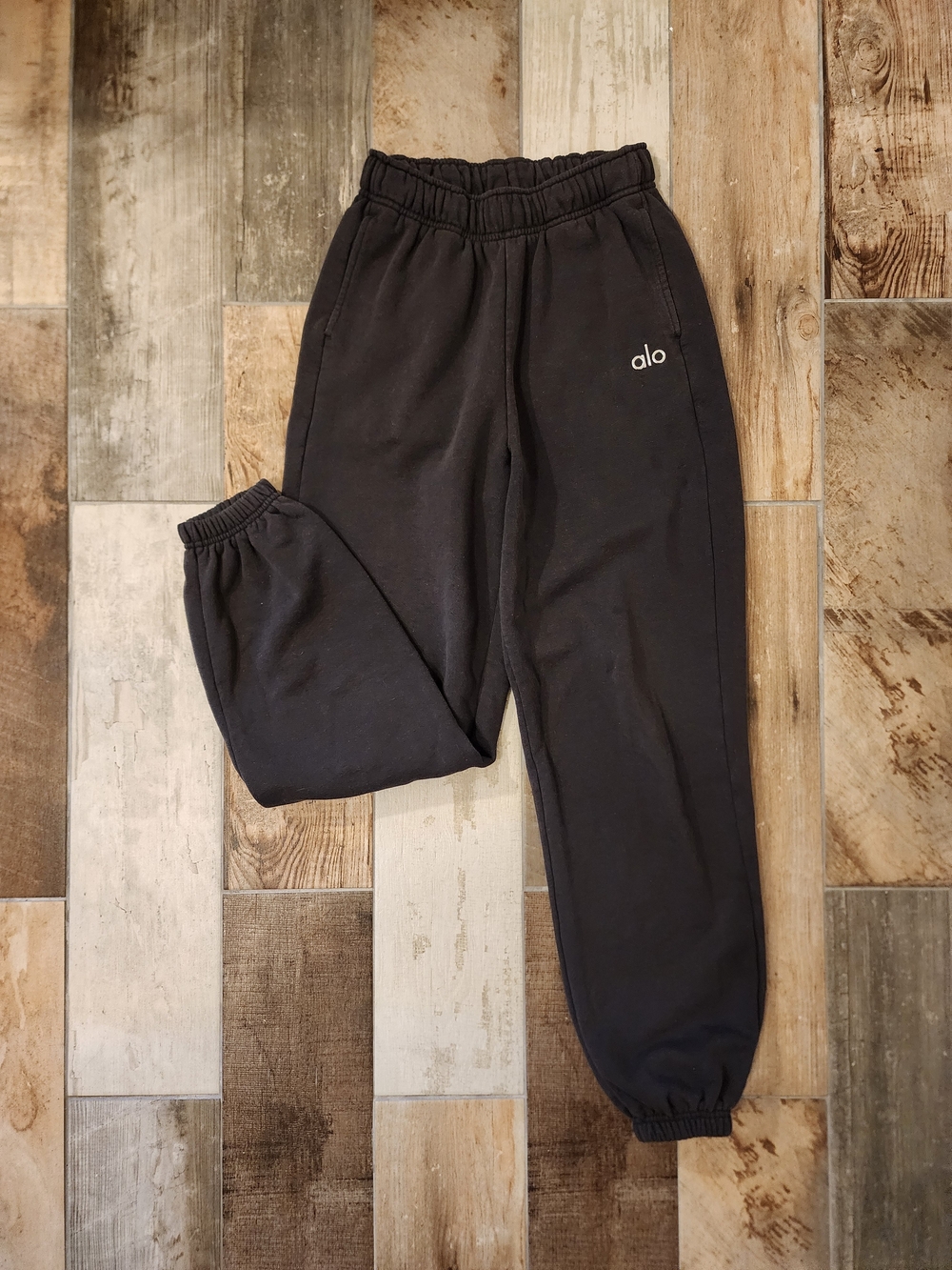 ALO Yoga Accolade Unisex Charcoal Black Sweat Joggers with Silver Metallic Logo